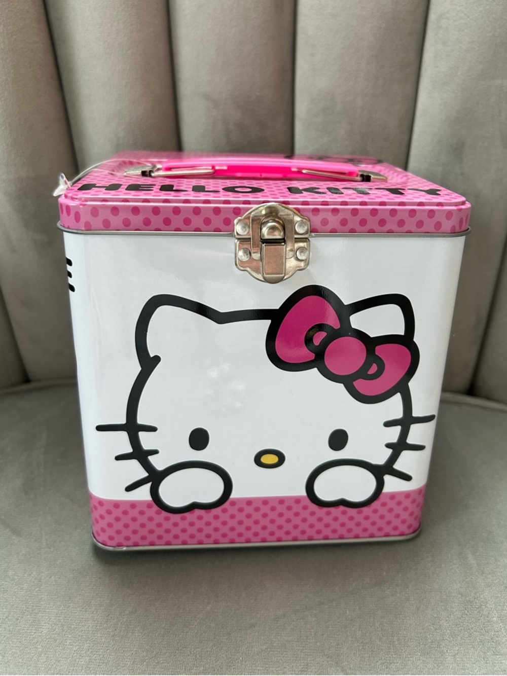 BNWT Hello Kitty White and Pink Metal Carry Tin Box